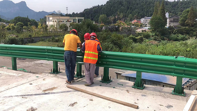 韶关高速公路护栏板的维护确保道路安全的关键环节